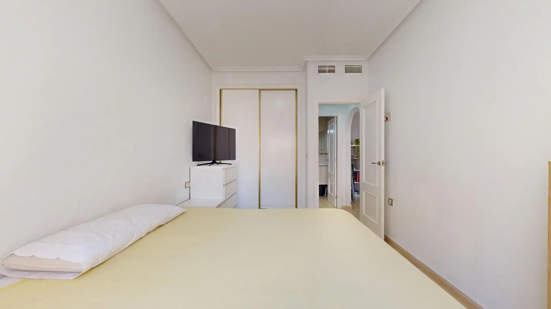 Dormitori de Apartament en venda en Los Montesinos amb Aire condicionat, Moblat i Piscina comunitària