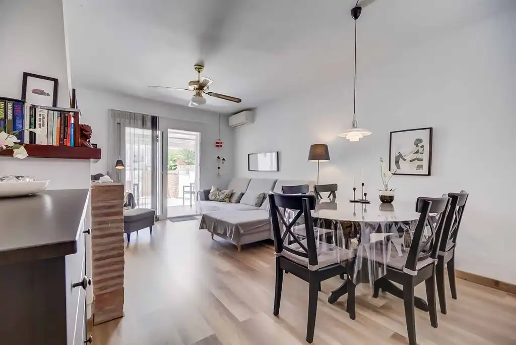 Sala d'estar de Casa adosada en venda en Mijas amb Aire condicionat, Terrassa i Moblat