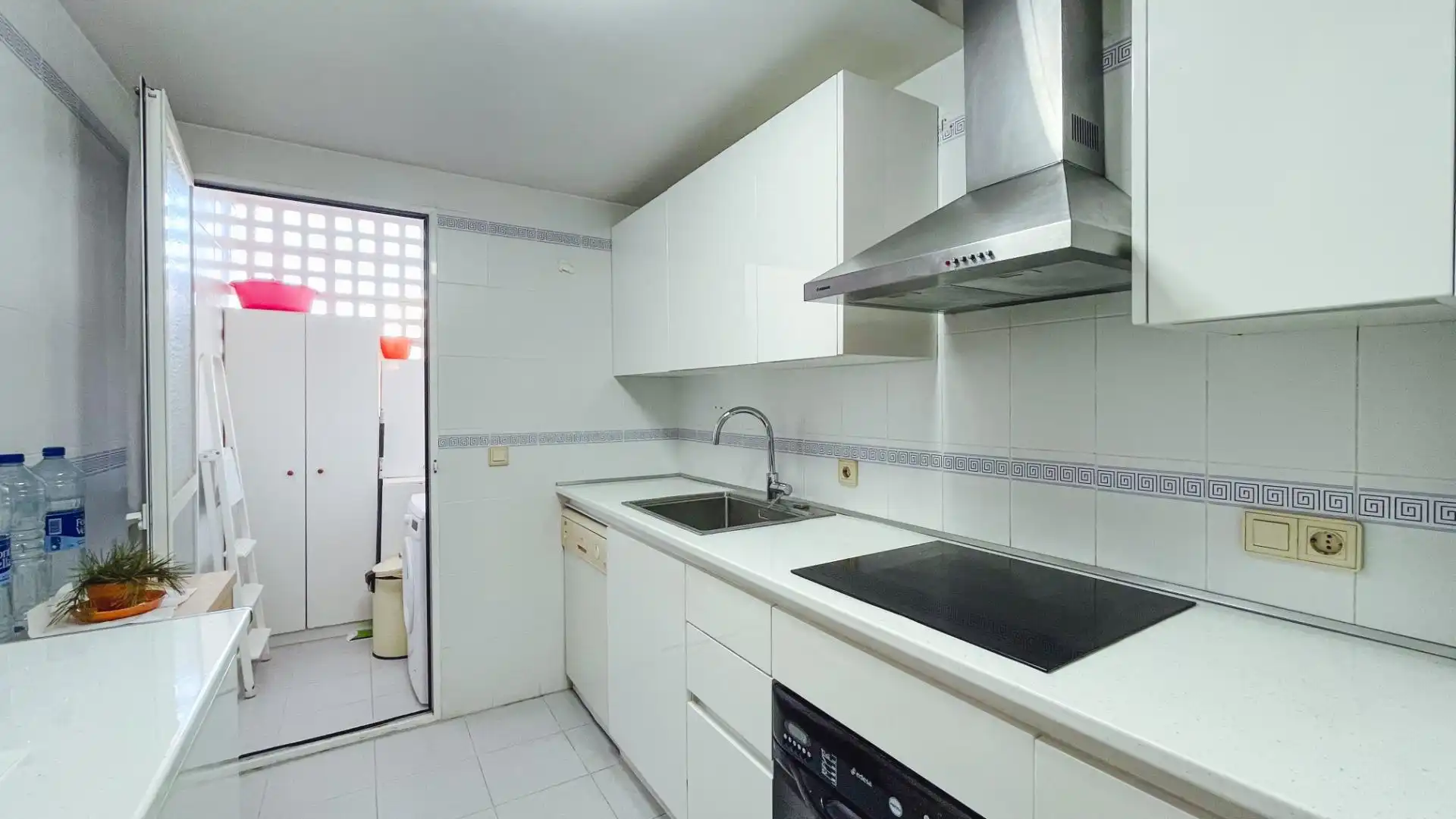 Cuina de Pis en venda en Benidorm amb Aire condicionat, Jardí privat i Terrassa