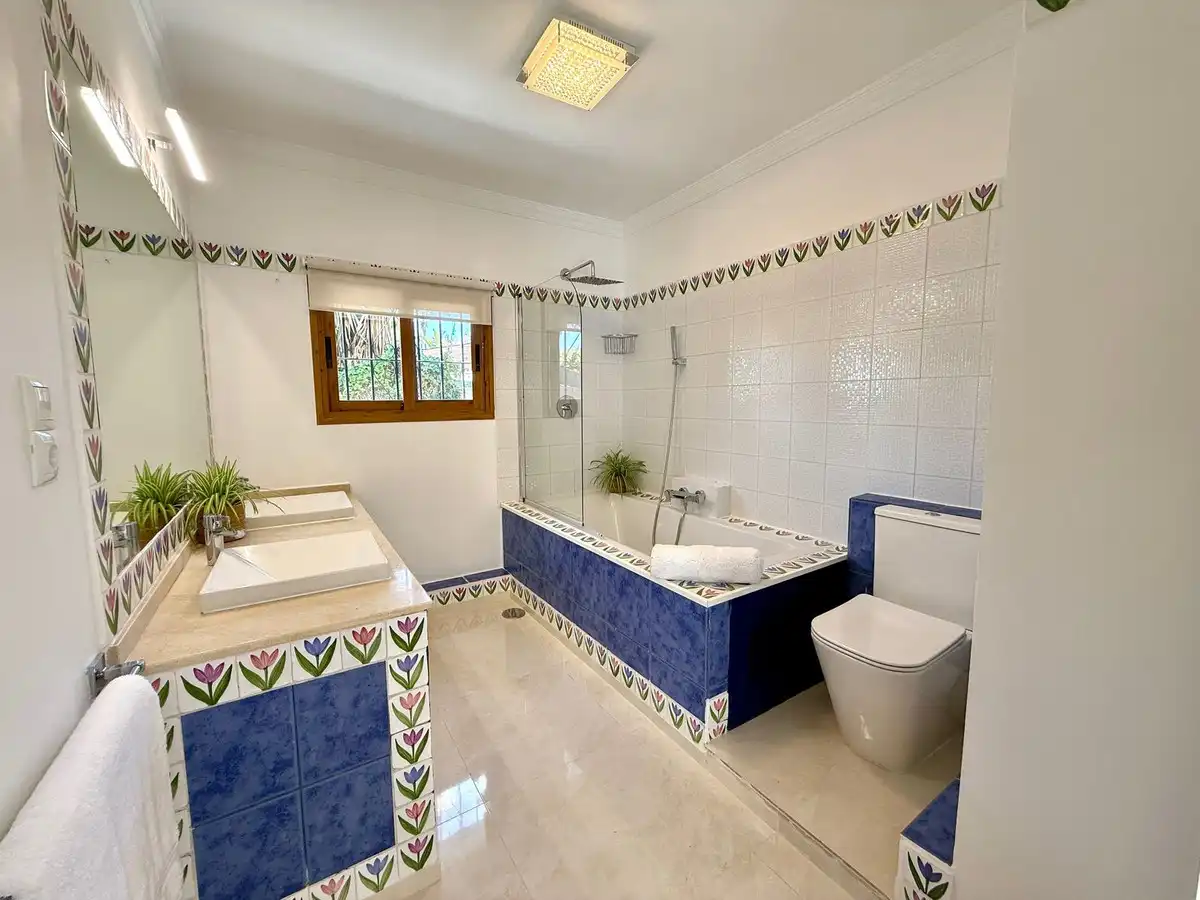 Baño de Casa o chalet de alquiler en Marbella con Aire acondicionado, Jardín privado y Piscina