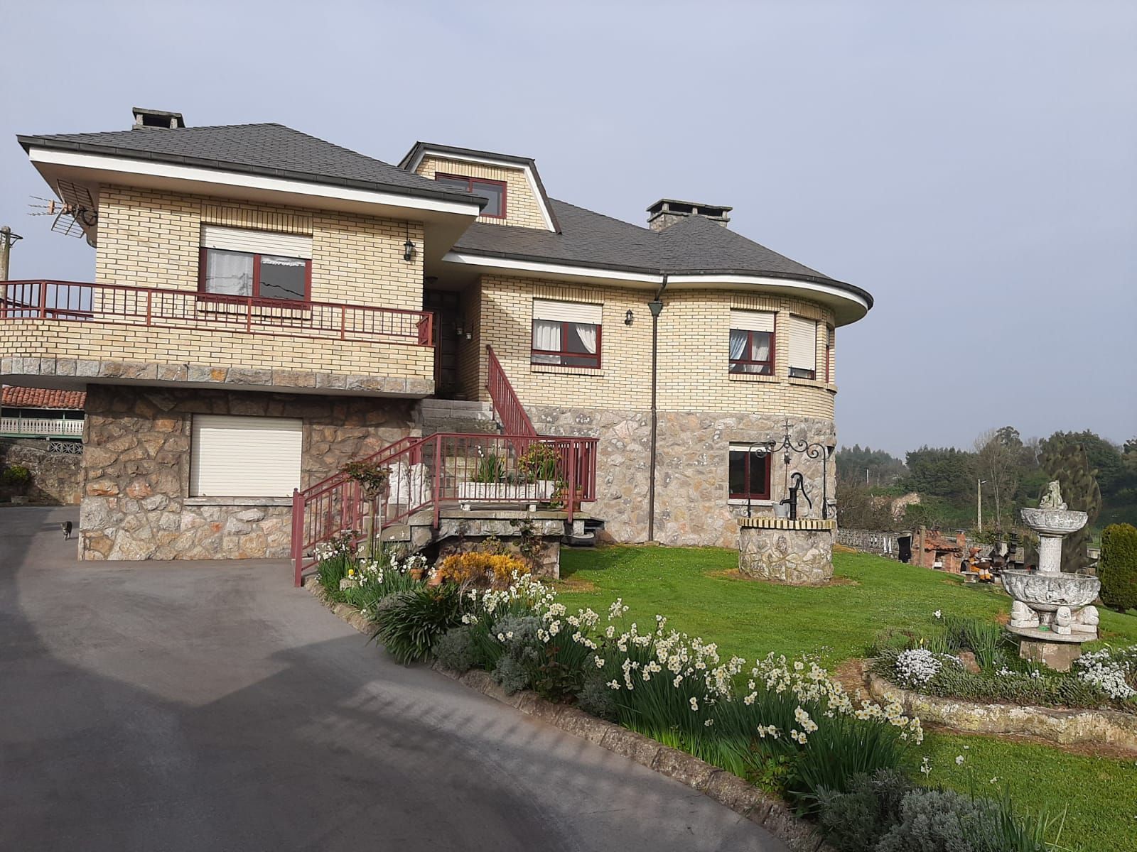 Vista exterior de Casa o xalet en venda en Grado amb Jardí privat, Terrassa i Traster