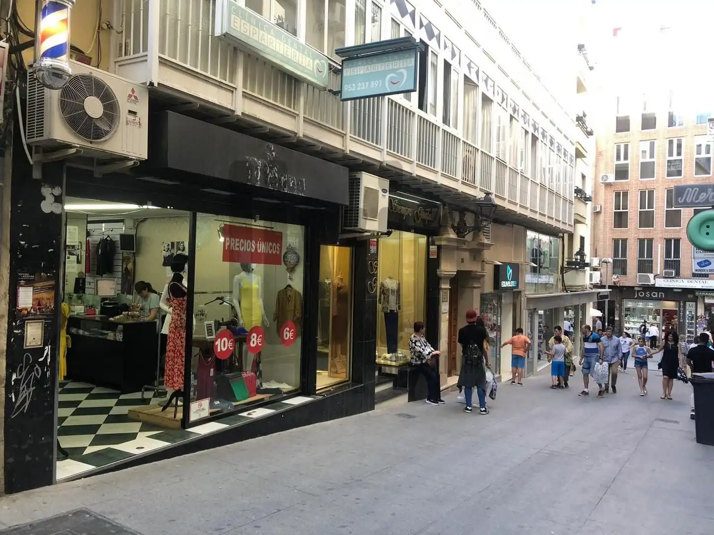 Locale commerciale in vendita a DOCTOR CIVERA 25
