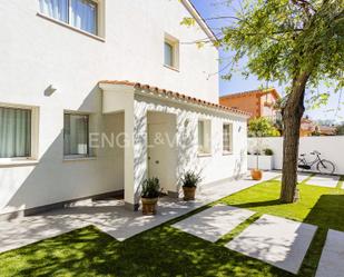 Vista exterior de Casa o xalet en venda en Castelldefels amb Aire condicionat, Calefacció i Jardí privat