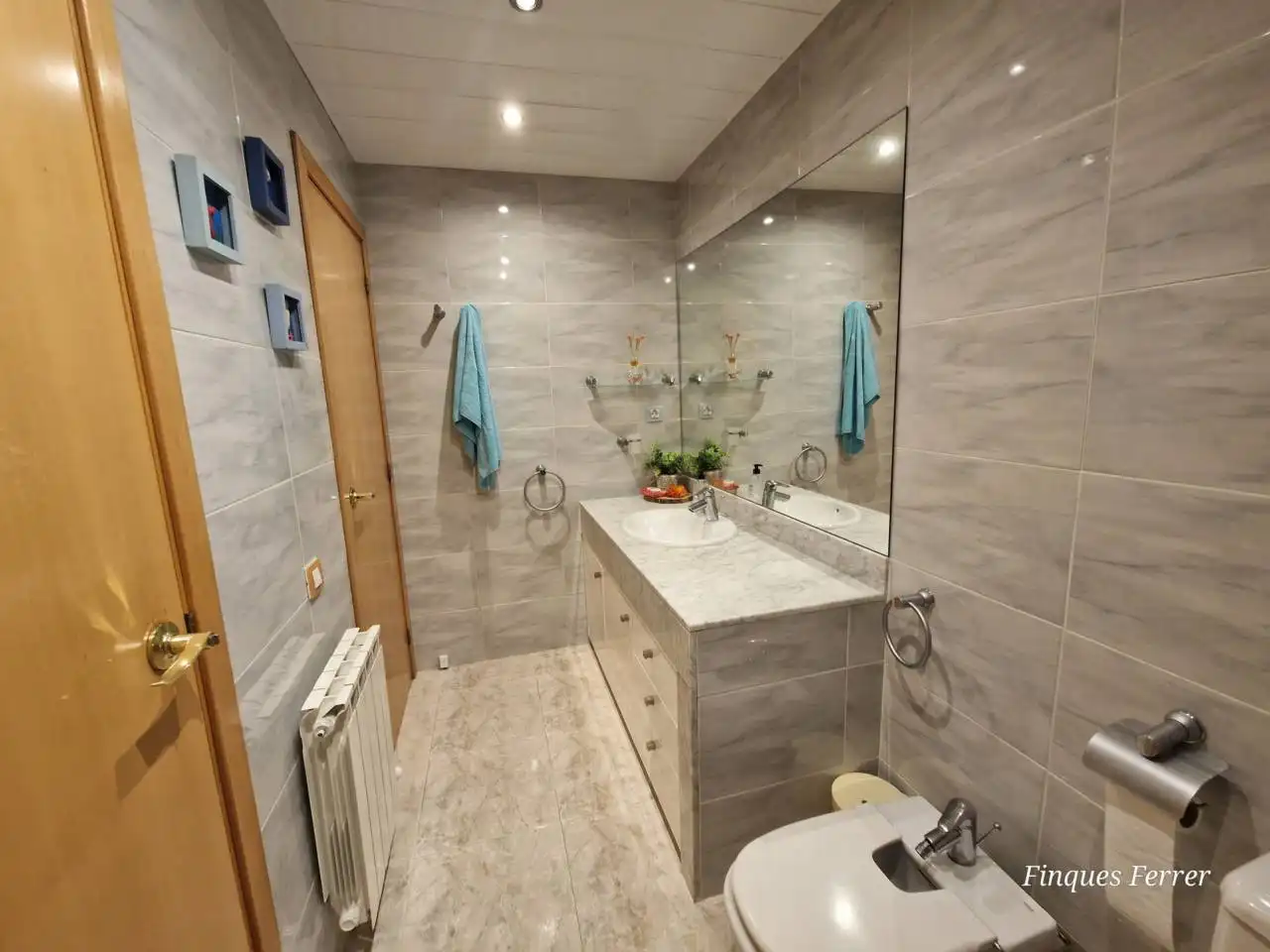 Baño de Piso de alquiler en Cubelles con Aire acondicionado, Calefacción y Jardín privado