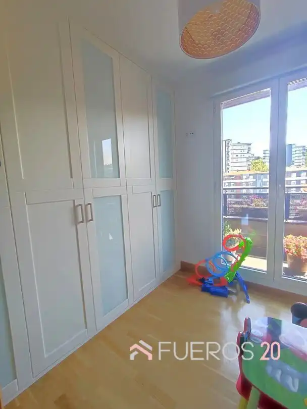 Schlafzimmer von Dachboden zum Verkauf in Barakaldo  mit Heizung, Terrasse und Abstellraum