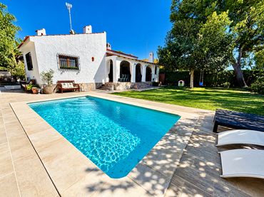 Detached house with pool for sale in Almajada - Ravel