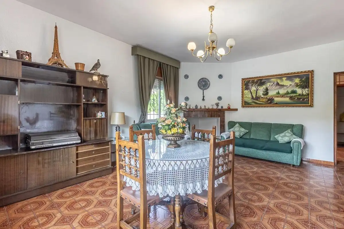 Menjador de Casa o xalet en venda en Granada amb Jardí privat, Terrassa i Piscina