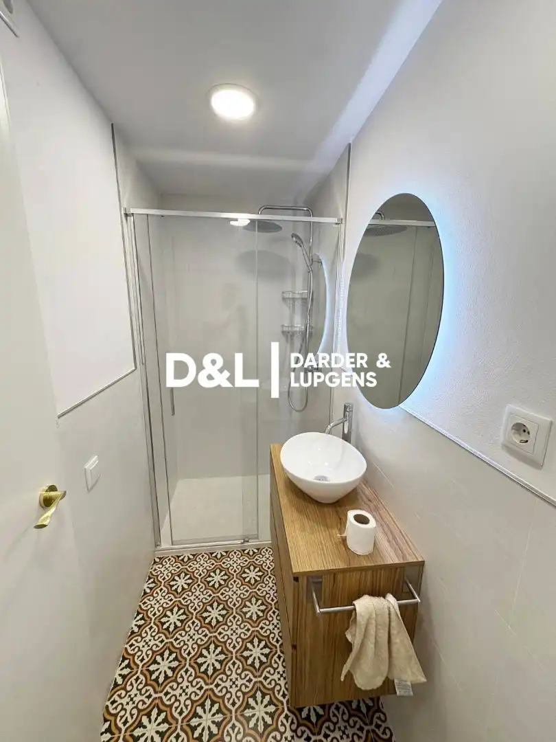 Badezimmer von Einfamilien-Reihenhaus zum Verkauf in Vilanova i la Geltrú mit Parkett und Terrasse