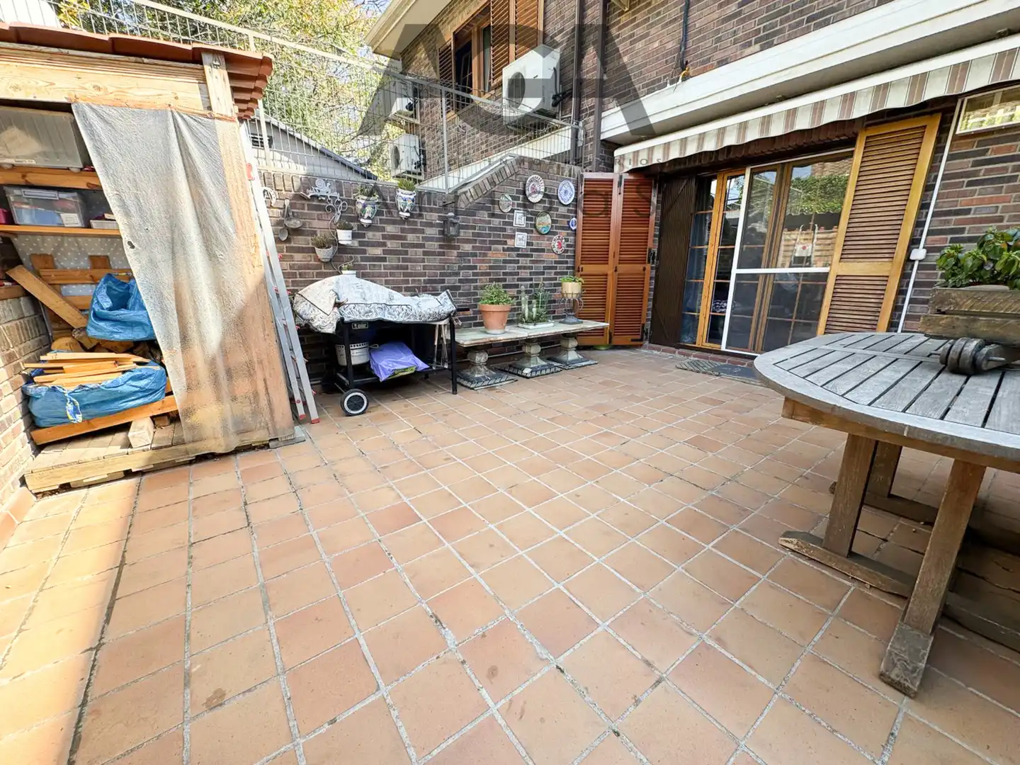 Terrasse von Einfamilien-Reihenhaus zum Verkauf in Badalona mit Klimaanlage und Abstellraum