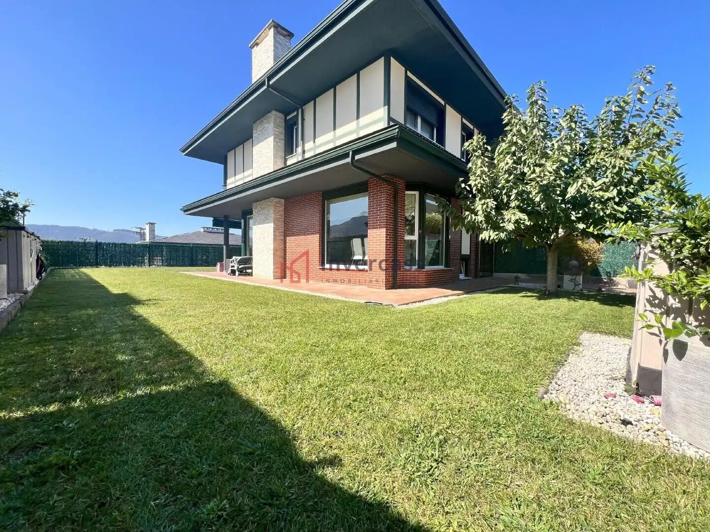 Vista exterior de Casa adosada en venta en Castro-Urdiales con Jardín privado, Trastero y Piscina comunitaria