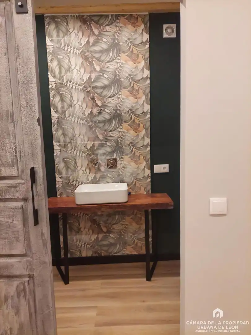 Bany de Casa adosada en venda en Valverde de la Virgen amb Calefacció i Terrassa