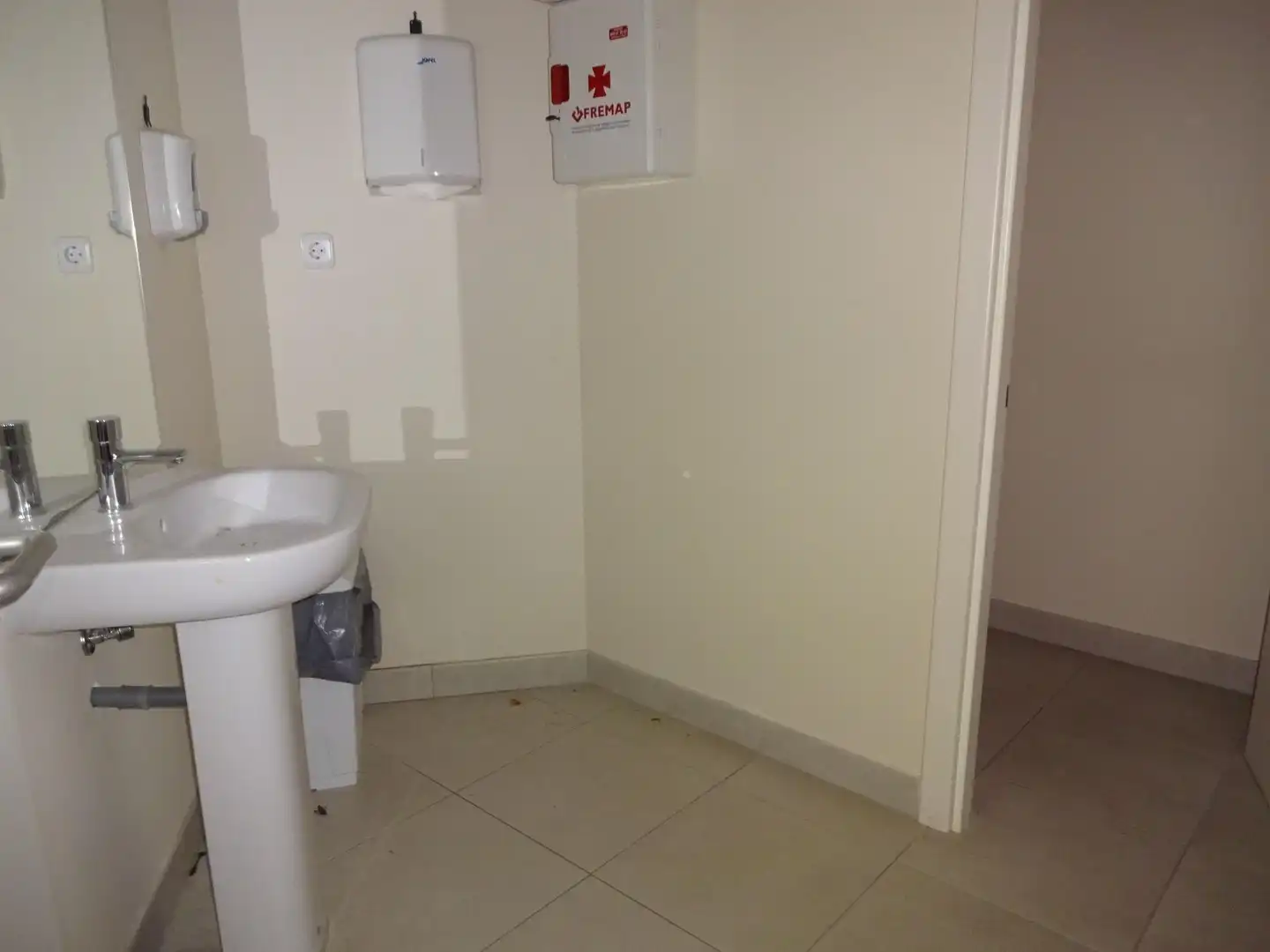 Bany de Local en venda en Mataró amb Aire condicionat