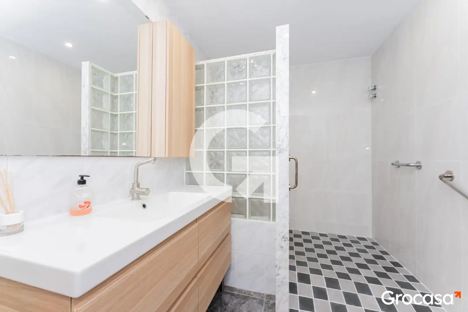 Bathroom of Houses for sale in Cornellà de Llobregat  with Air Conditioner, Heating and Terrace