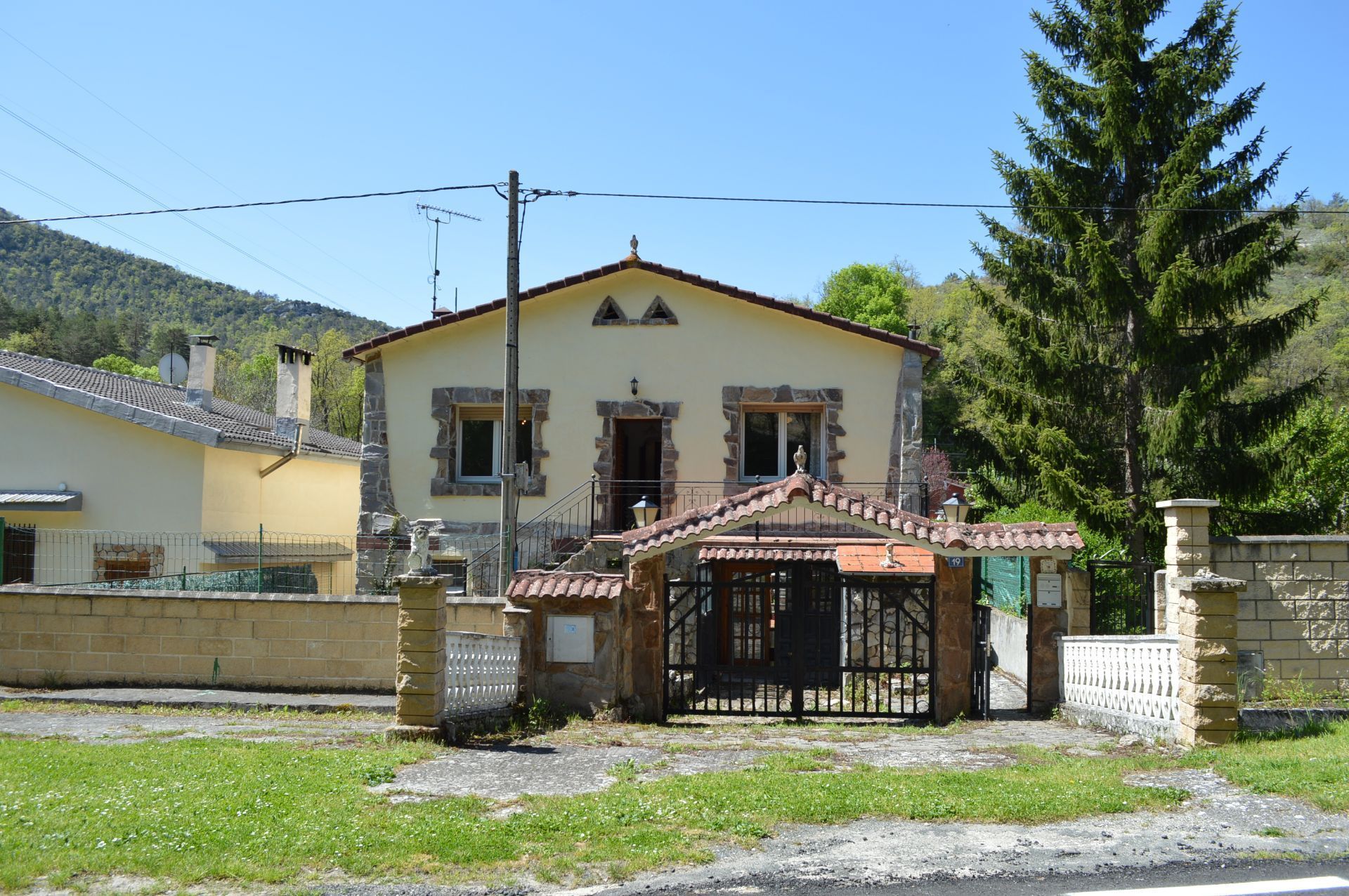 Vista exterior de Casa o xalet en venda en Medina de Pomar amb Calefacció, Jardí privat i Terrassa