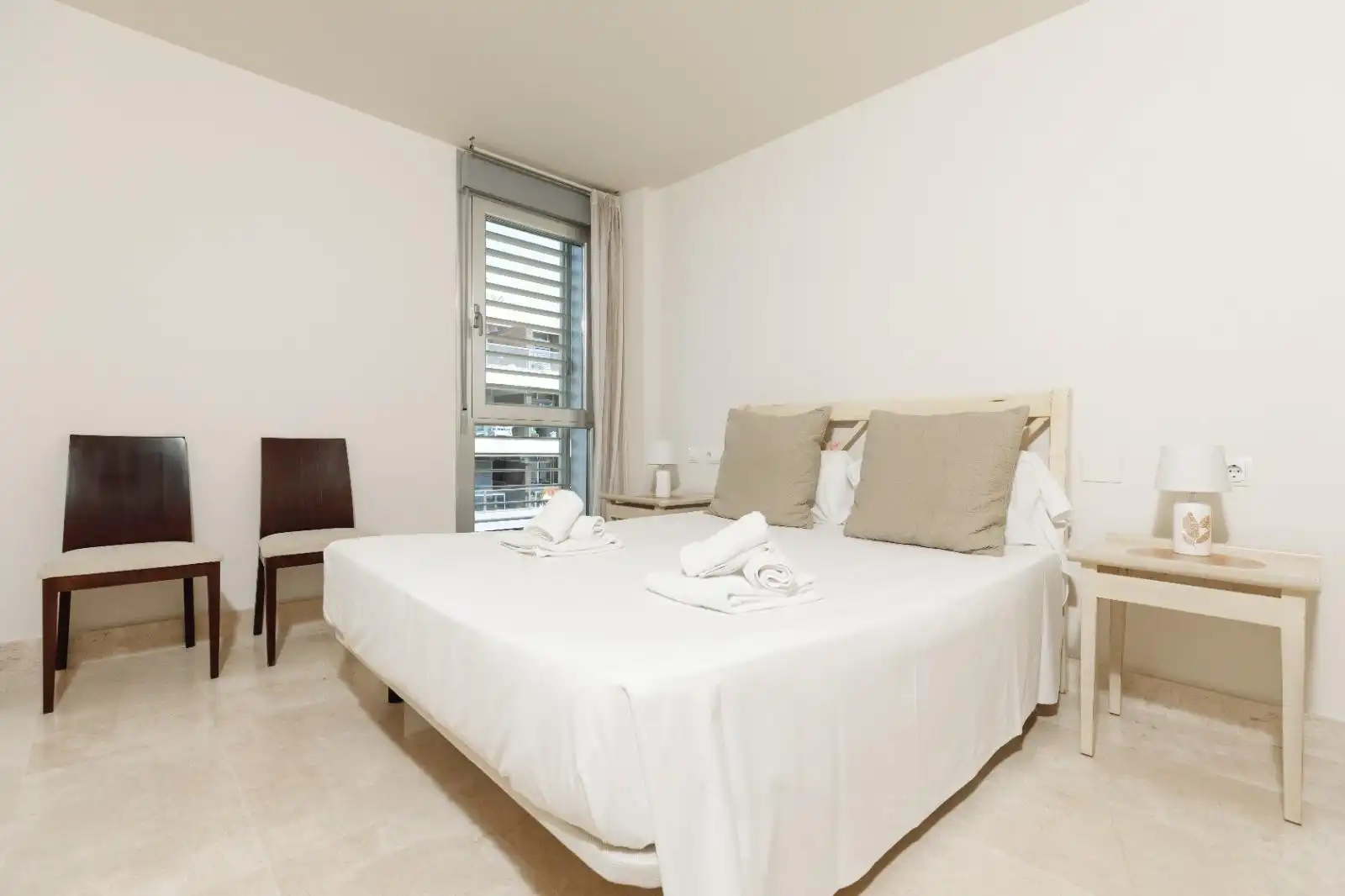 Schlafzimmer von Dachboden zum Verkauf in Manilva mit Klimaanlage, Heizung und Terrasse