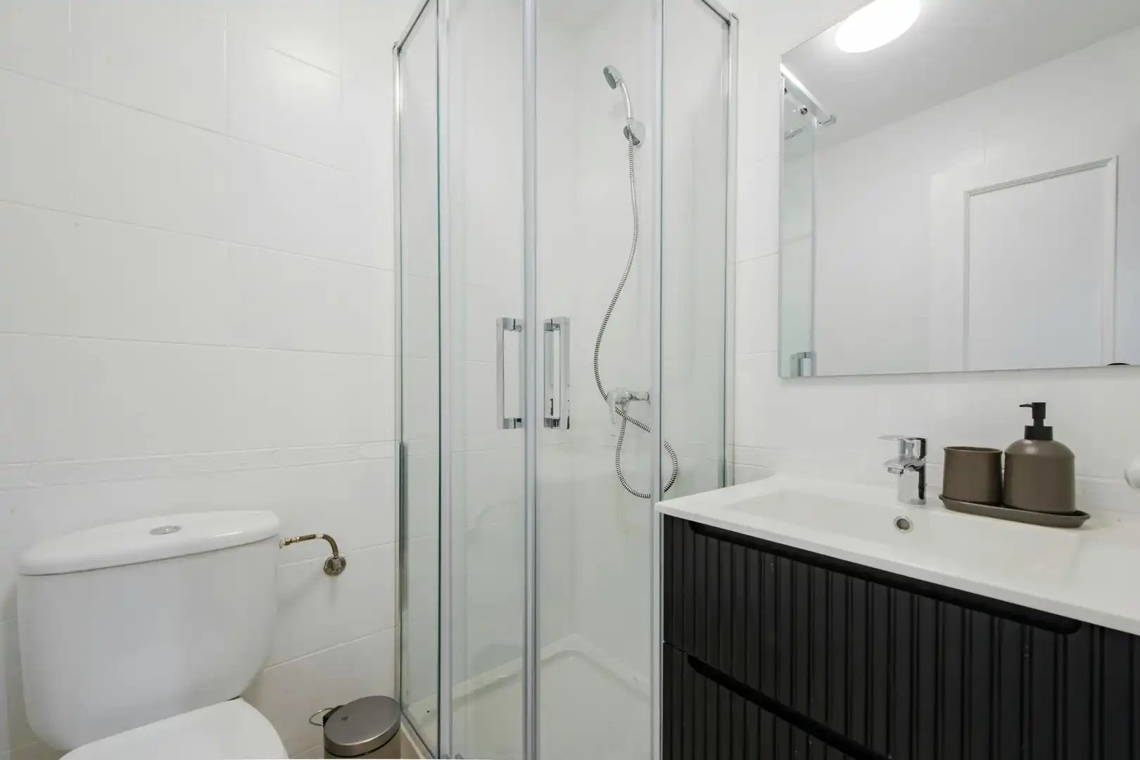 Bathroom of Flat for share in Madrid  with Air Conditioner, Heating and Washing machine