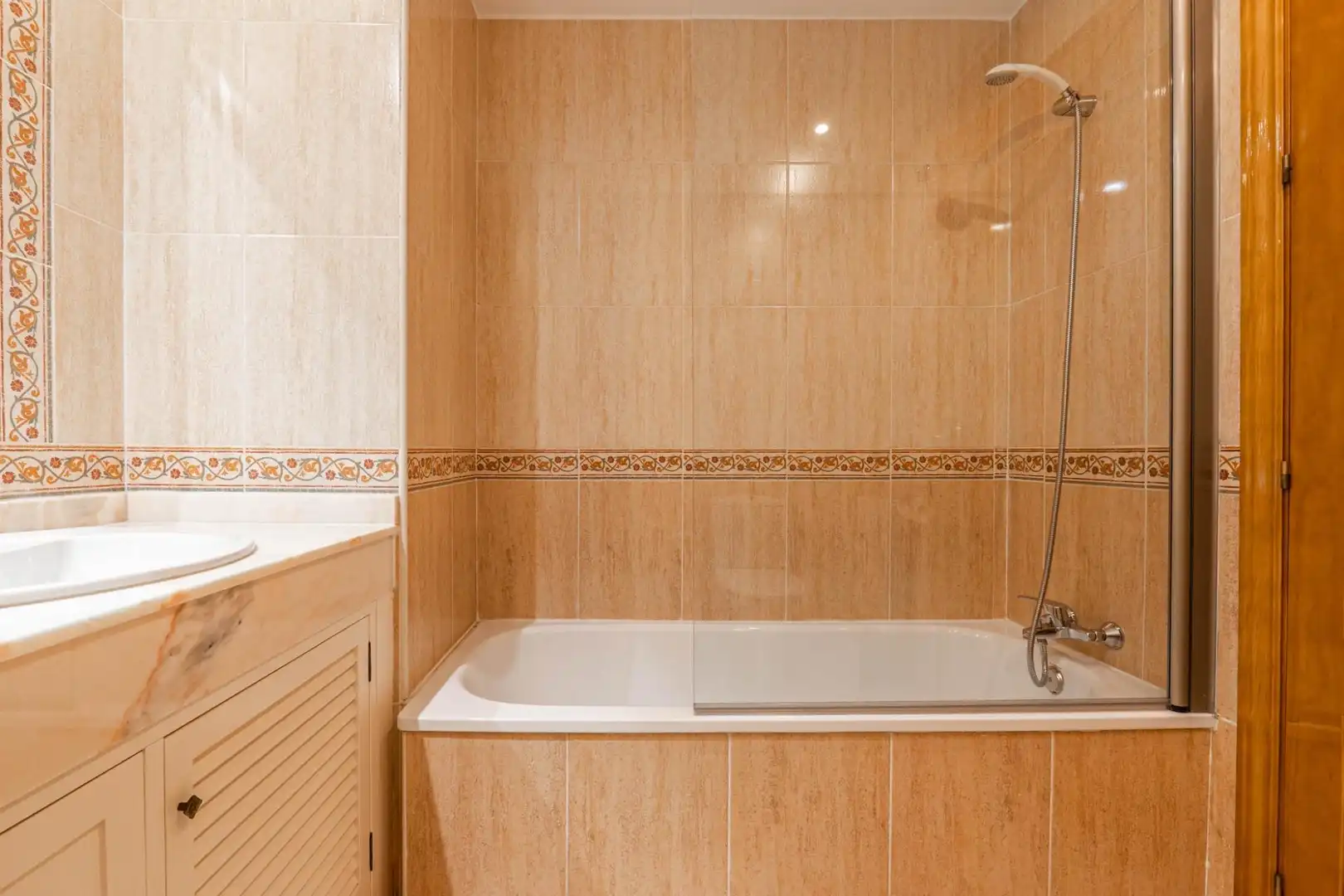 Bathroom of Flat for sale in Granada  with Air Conditioner, Heating and Terrace