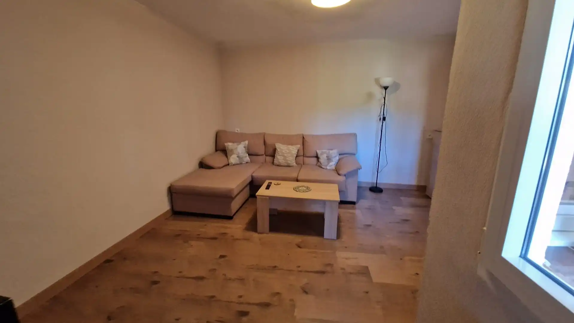 Sala de estar de Casa o chalet en venta en Mantinos con Calefacción, Parquet y Terraza