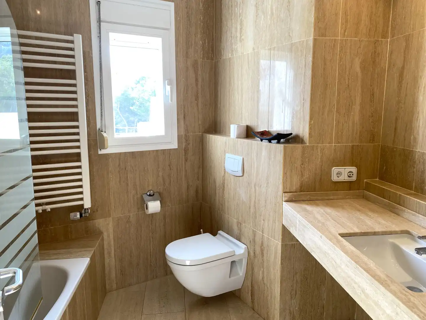 Baño de Casa adosada en venta en Santa Eulària des Riu con Aire acondicionado, Calefacción y Jardín privado
