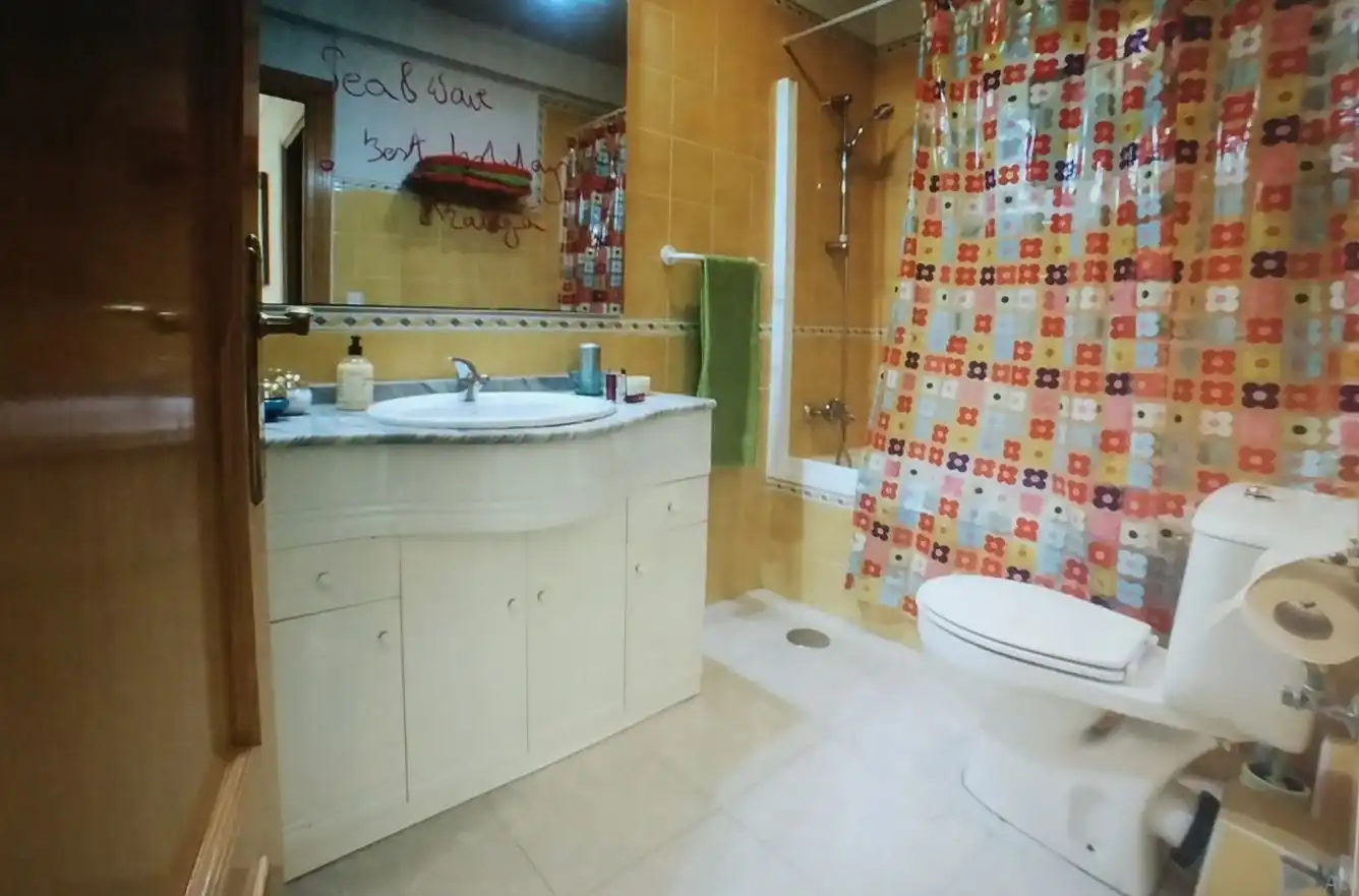 Badezimmer von Wohnung zur Miete in Málaga mit Möbliert und Waschmaschine