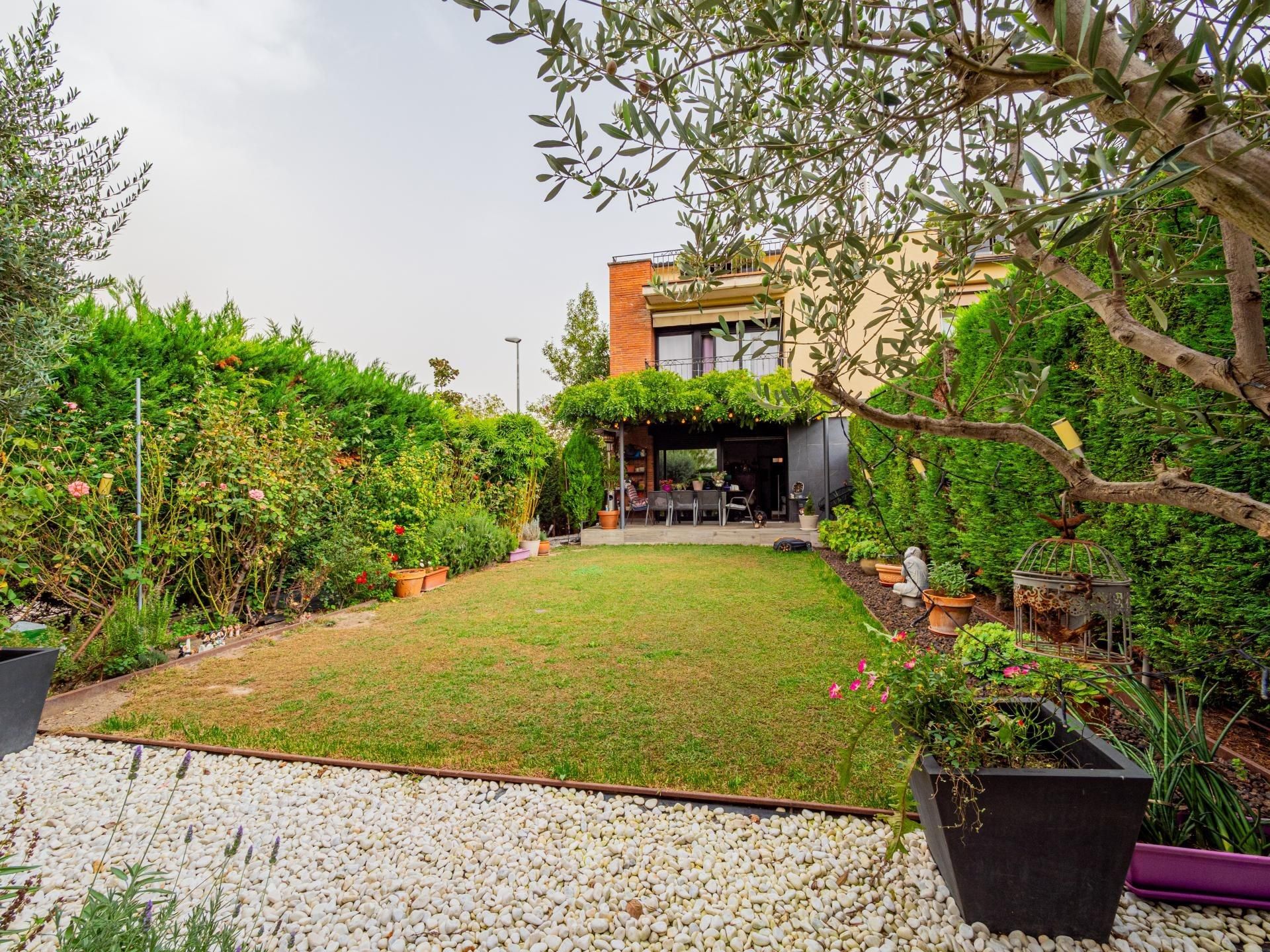 Jardí de Casa adosada en venda en Vic amb Calefacció, Jardí privat i Jacuzzi