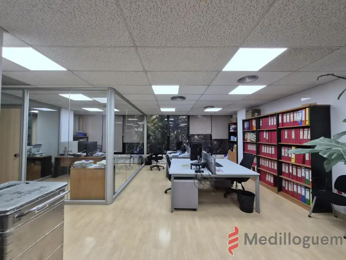 Oficina de alquiler en Les Corts