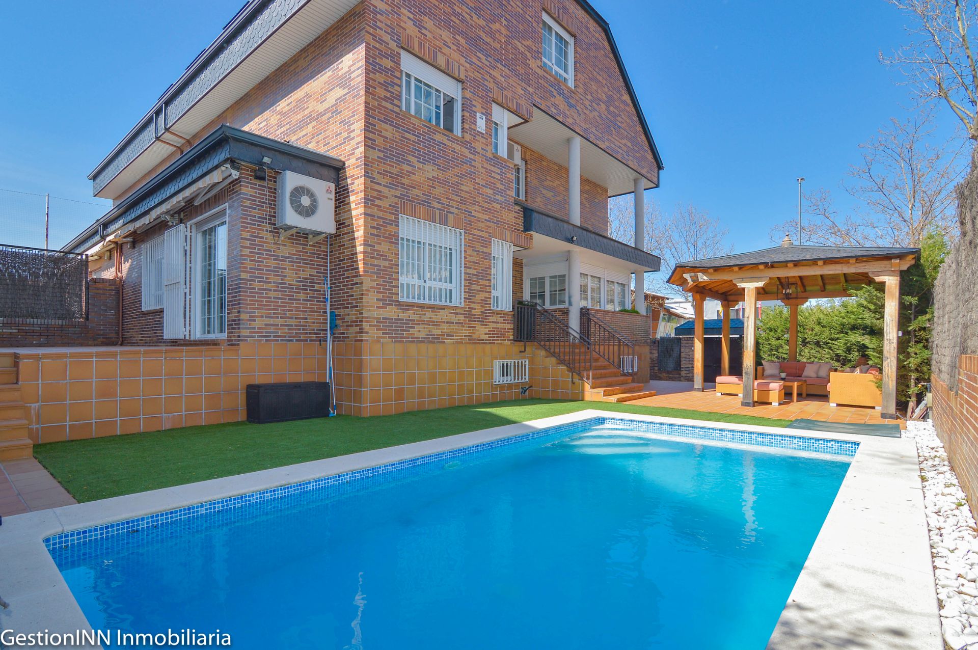 Schwimmbecken von Einfamilien-Reihenhaus zum Verkauf in Villanueva del Pardillo mit Klimaanlage, Heizung und Privatgarten