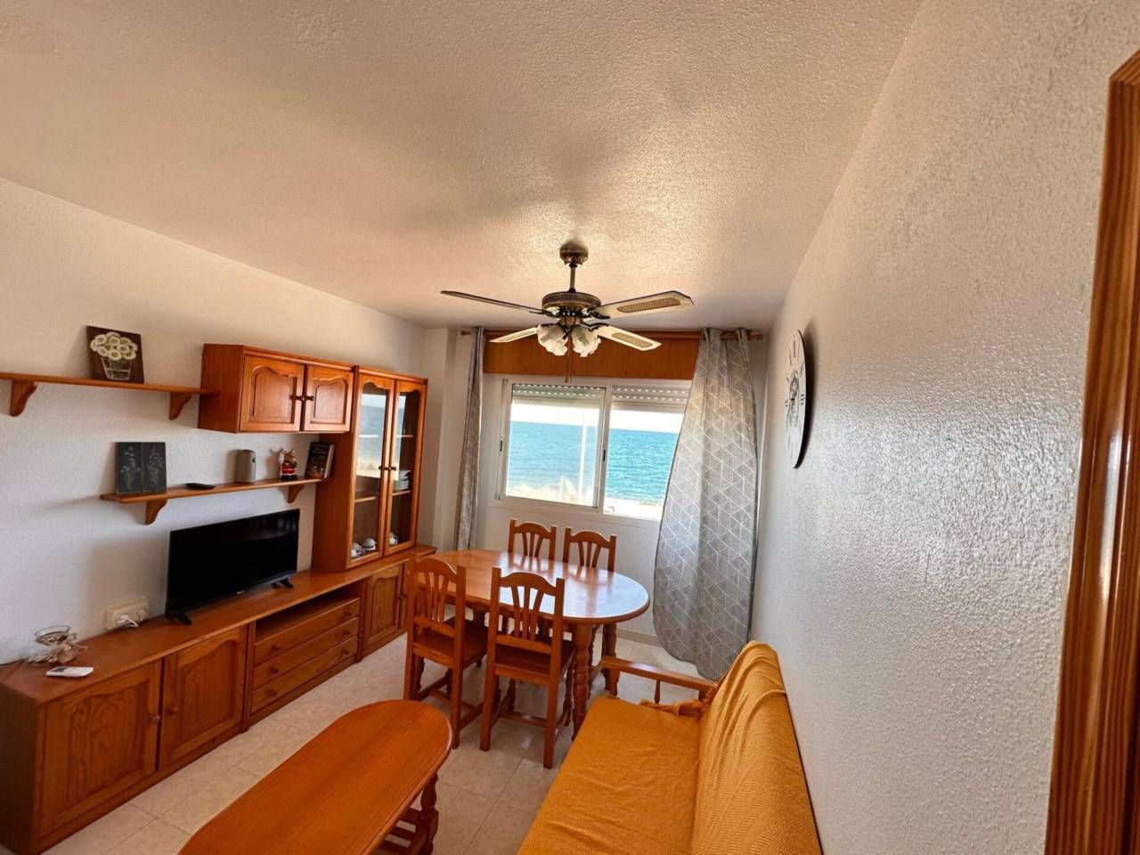 Menjador de Apartament de lloguer en Roquetas de Mar amb Moblat