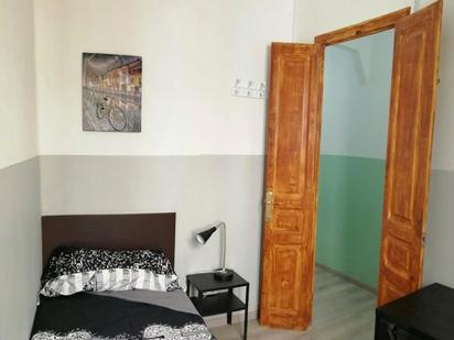 Bedroom of Flat to share in  Barcelona Capital  with Washing machine
