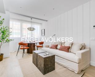 Sala d'estar de Apartament de lloguer en  Madrid Capital amb Aire condicionat, Calefacció i Moblat