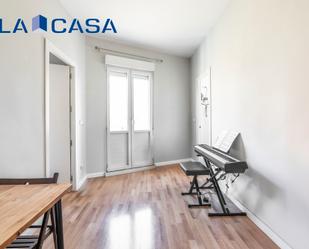 Exterior view of Flat for sale in  Madrid Capital  with Balcony