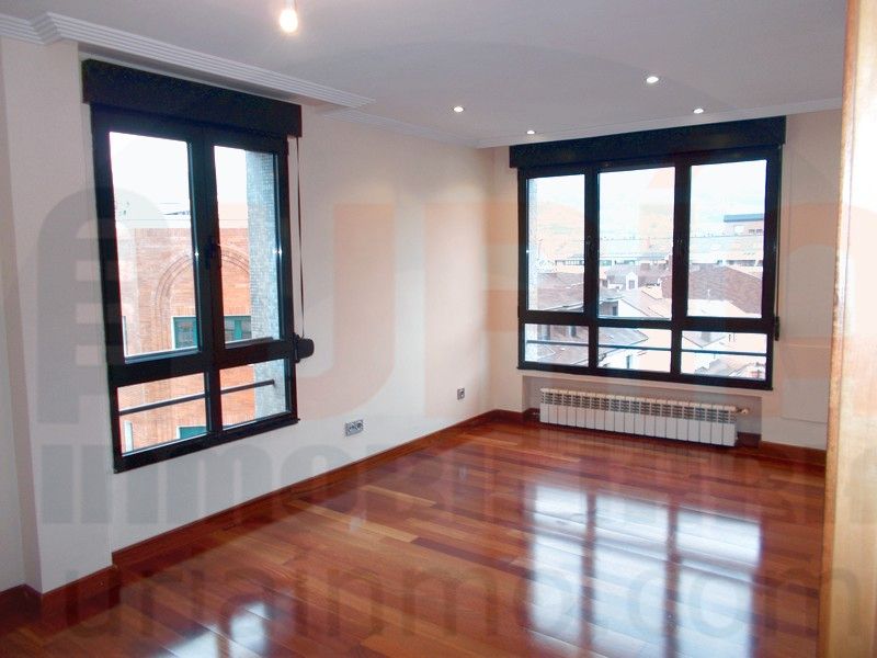 Sala d'estar de Pis en venda en Oviedo  amb Calefacció, Parquet i Forn