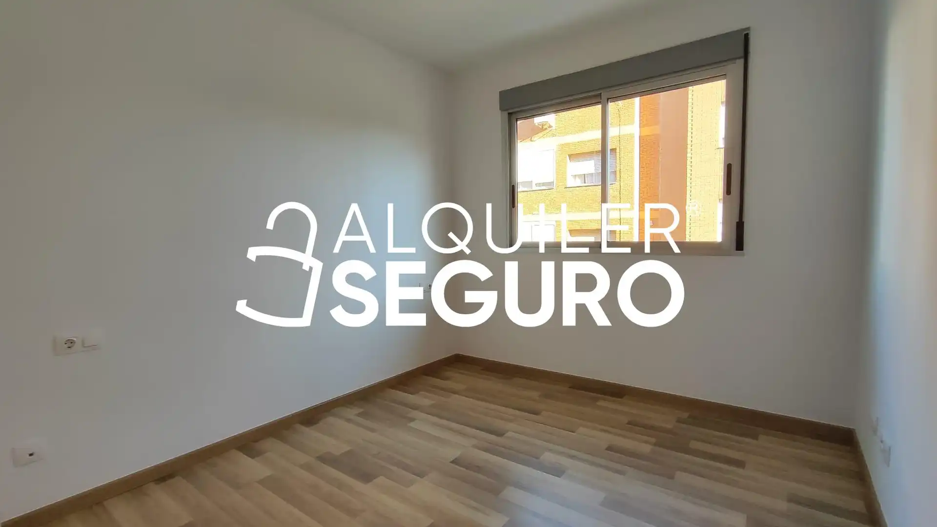 Bedroom of Flat for rent in Torrent  with Air Conditioner and Storage room
