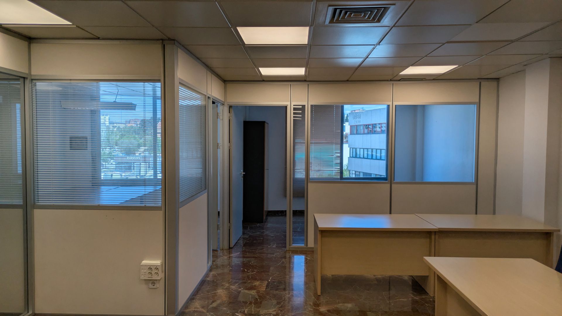 Oficina de lloguer en Cornellà de Llobregat amb Aire condicionat, Calefacció i Moblat