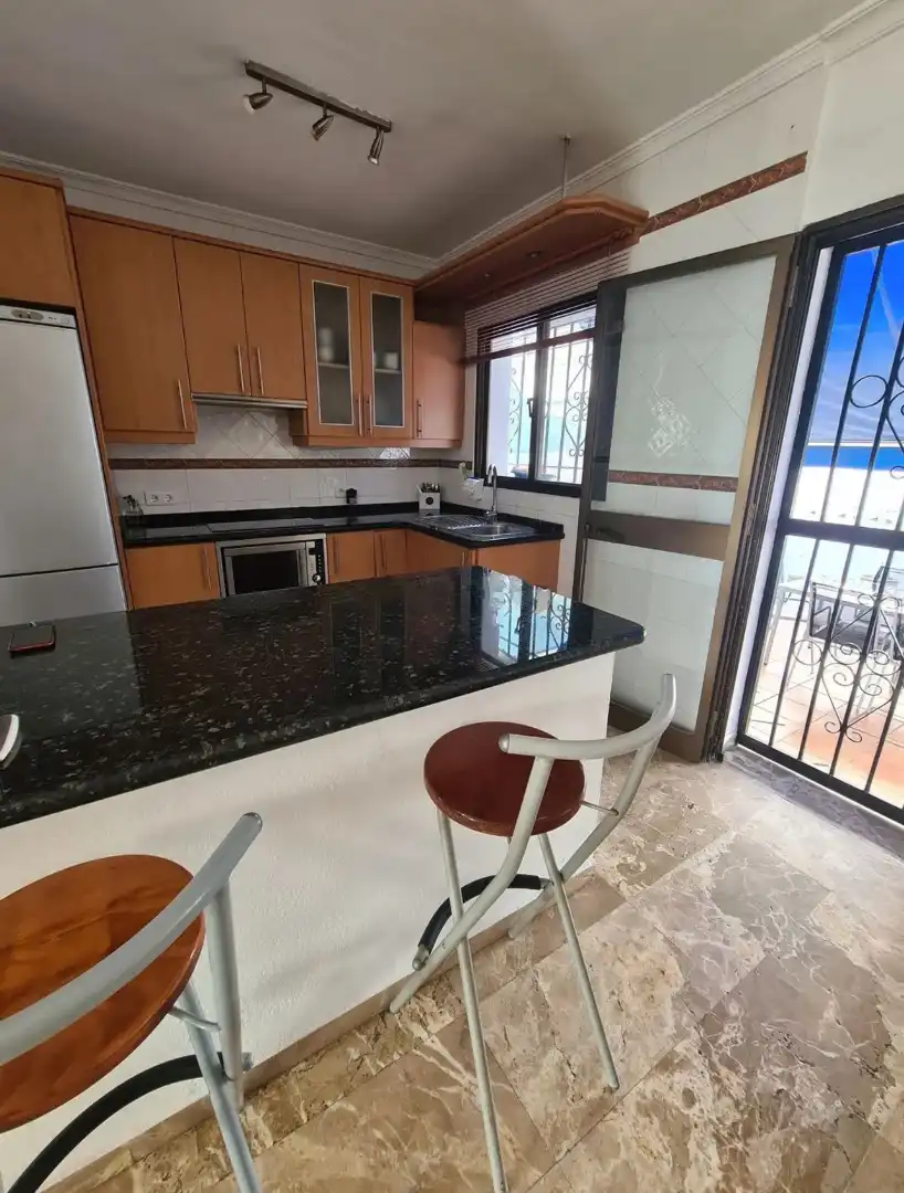 Cuina de Casa adosada de lloguer en Torremolinos amb Aire condicionat, Moblat i TV