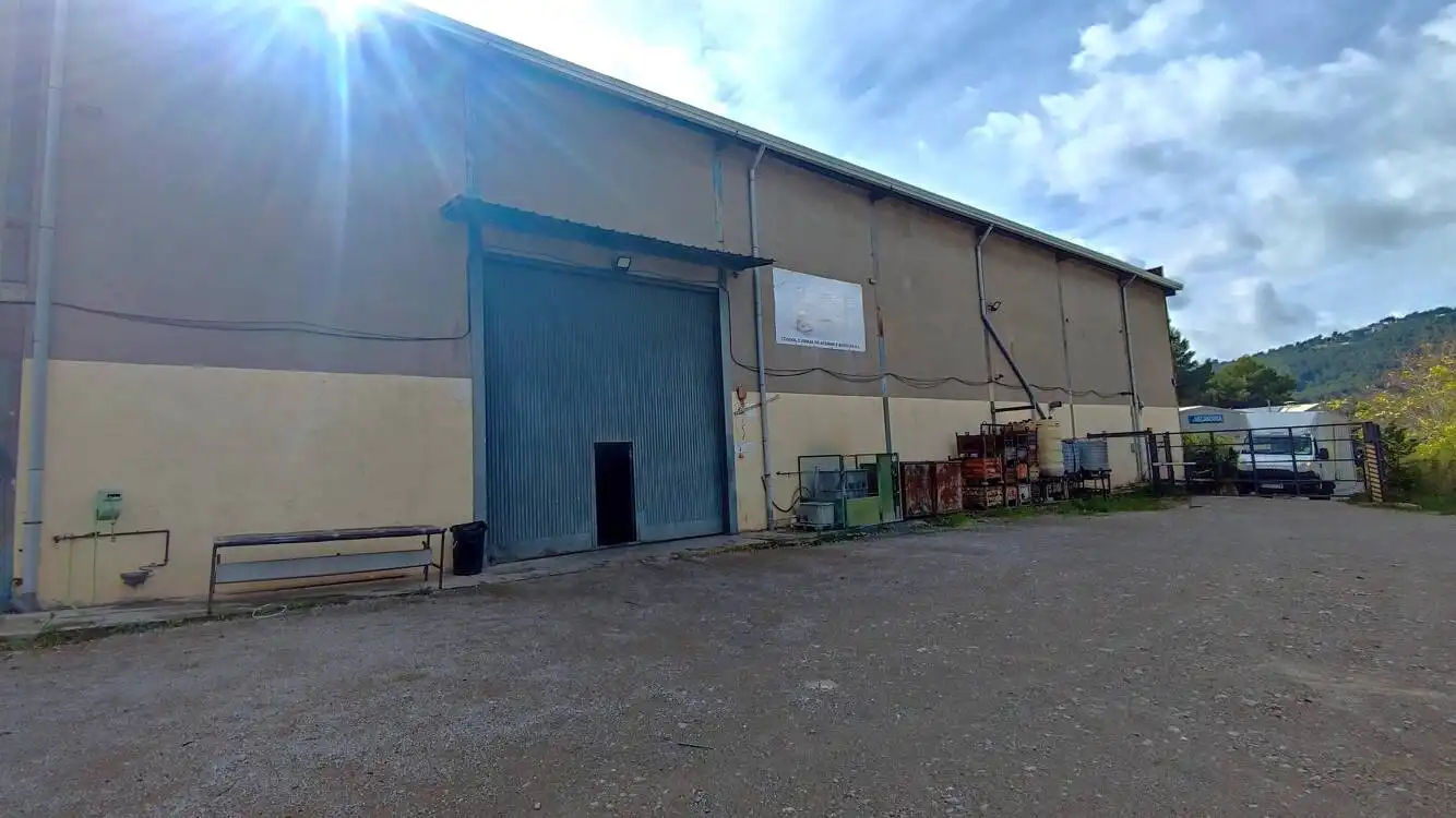 Vista exterior de Nave industrial en venta en Vallirana