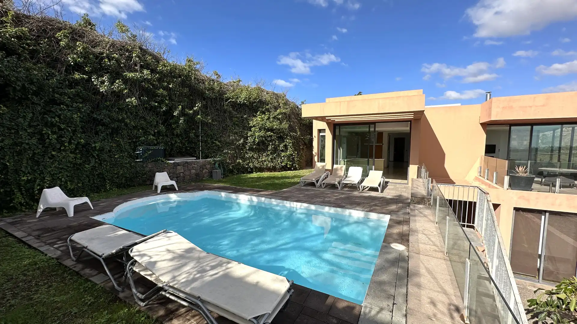 Swimming pool of Houses for sale in San Bartolomé de Tirajana  with Air Conditioner, Private garden and Parquet flooring