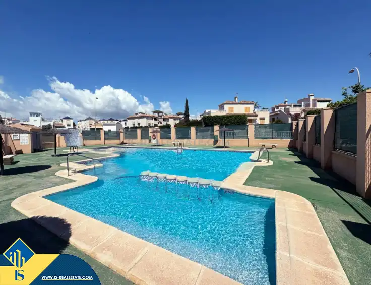 Casa aparellada amb piscina en venda a Los Balcones - Los Altos, imagen 2