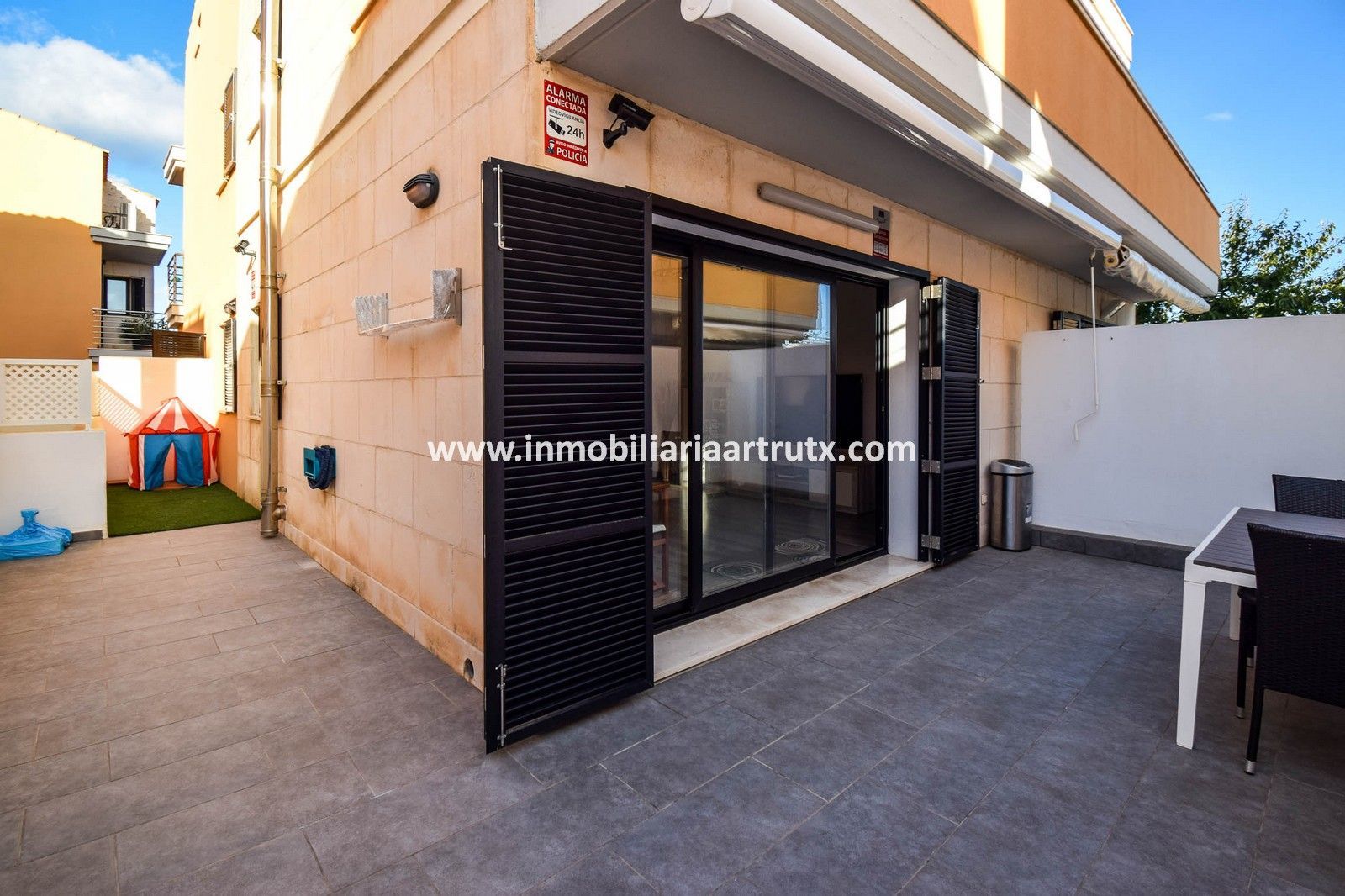 Vista exterior de Casa o xalet en venda en Ciutadella de Menorca amb Aire condicionat, Terrassa i Piscina comunitària