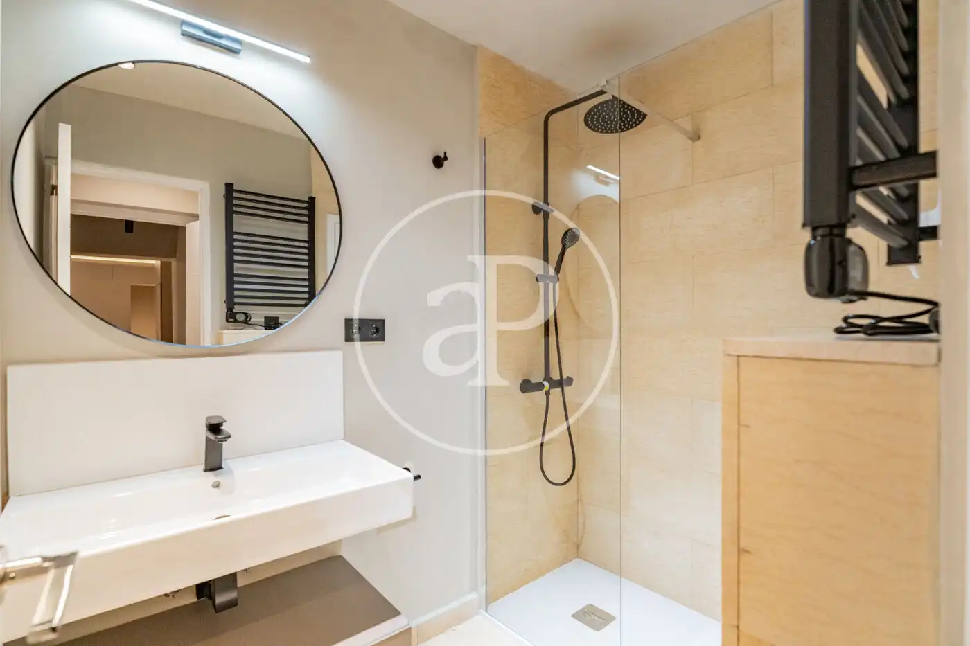 Bathroom of Flat for sale in Madrid  with Air Conditioner, Heating and Storage room