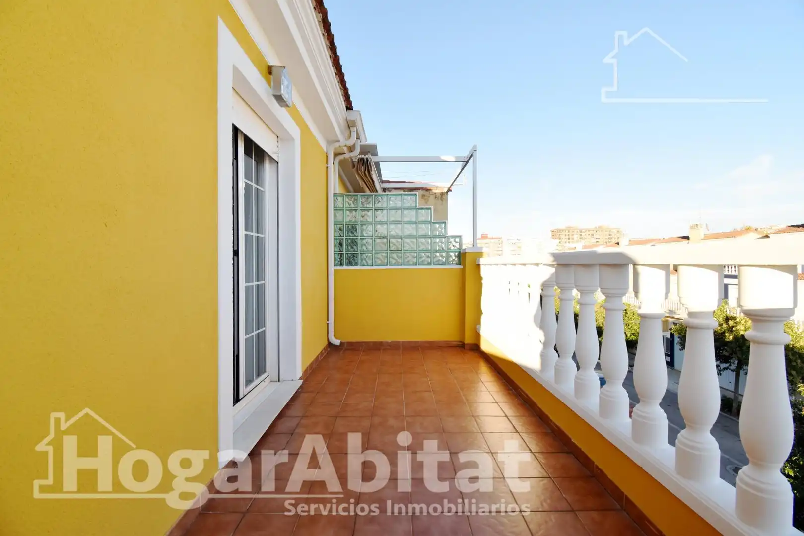 Außenansicht von Einfamilien-Reihenhaus zum Verkauf in Cullera mit Heizung, Terrasse und Abstellraum