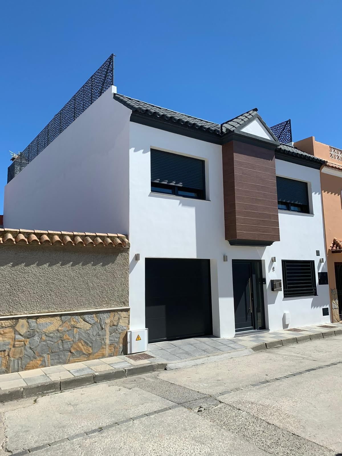 Vista exterior de Casa adosada en venda en La Línea de la Concepción amb Aire condicionat, Calefacció i Jardí privat