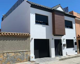 Exterior view of Single-family semi-detached for sale in La Línea de la Concepción  with Air Conditioner, Heating and Private garden