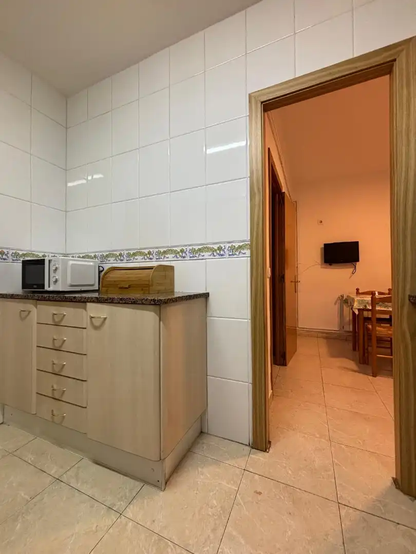 Cuina de Pis de lloguer en Girona amb Aire condicionat, Calefacció i Terrassa