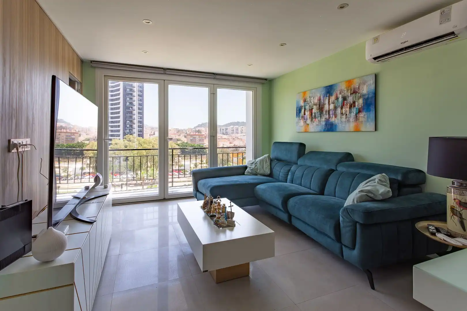 Living room of Flat for sale in Málaga  with Air Conditioner, Terrace and Furnished