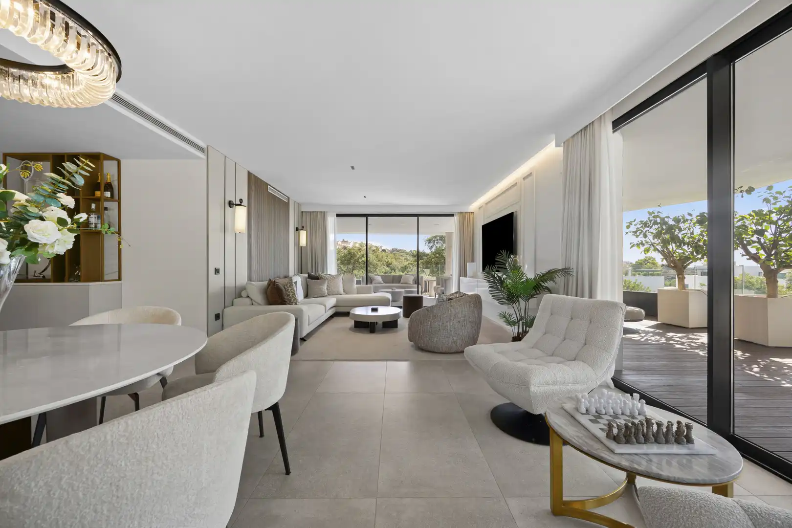 Wohnzimmer von Wohnungen zum Verkauf in Sotogrande mit Klimaanlage, Terrasse und Abstellraum