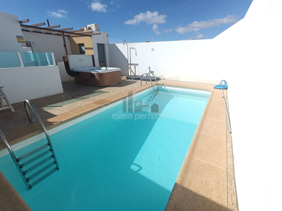 Piscina de Dúplex en venta en Arrecife con Aire acondicionado, Trastero y Piscina