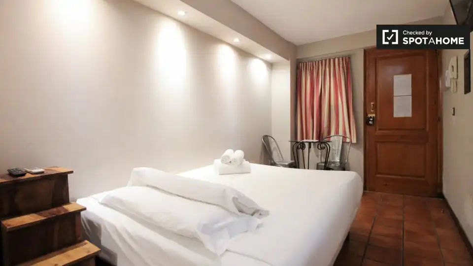 Bedroom of Flat for rent in  Barcelona Capital  with Air Conditioner, Heating and Furnished