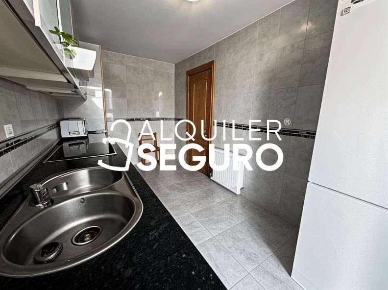 Cocina de Piso de alquiler en  Madrid Capital con Calefacción, Terraza y Amueblado