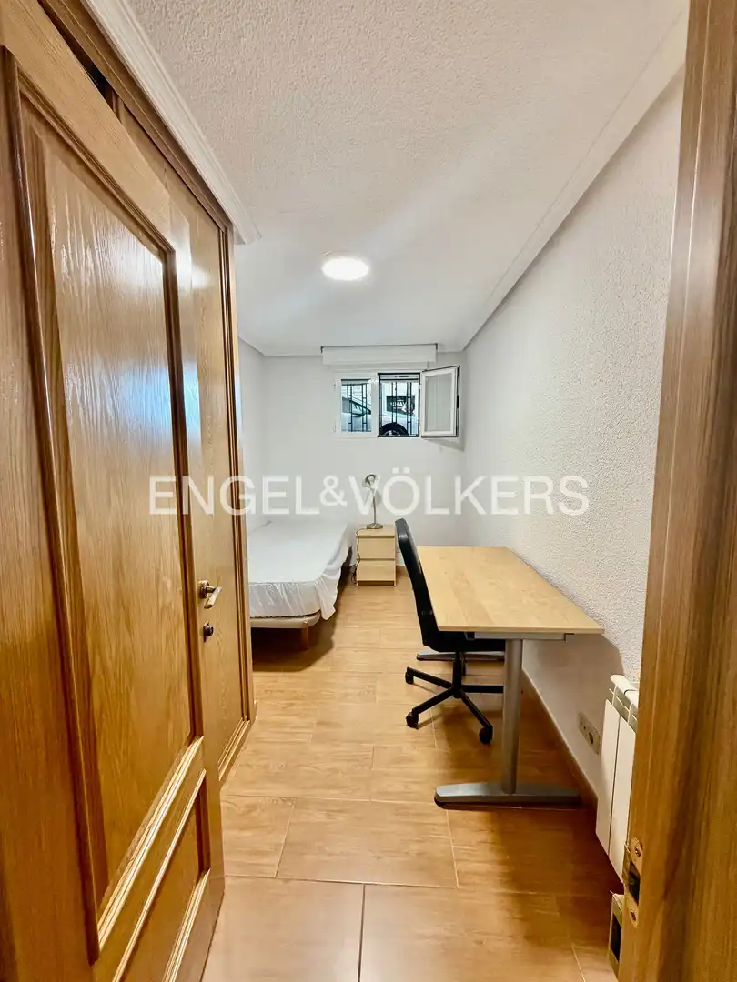Schlafzimmer von Wohnung zur Miete in Madrid mit Heizung, Parkett und Möbliert